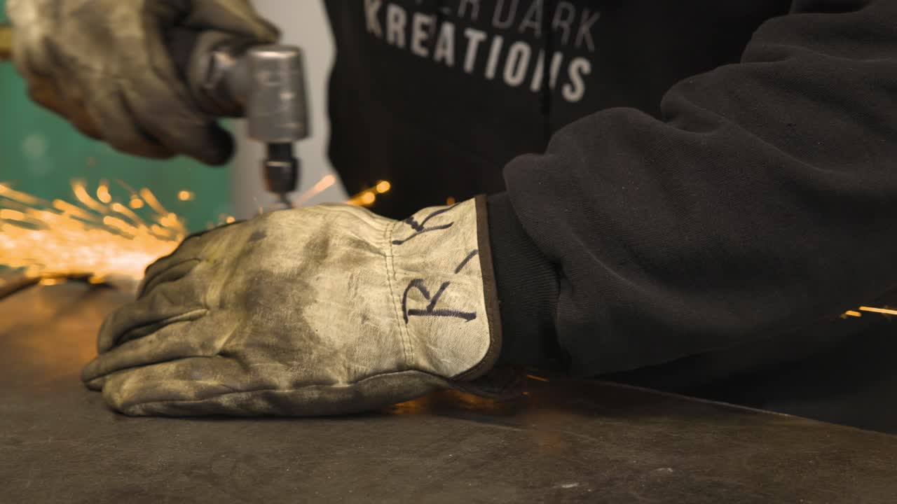 cerca del hombre ángulo de molienda y el cubo