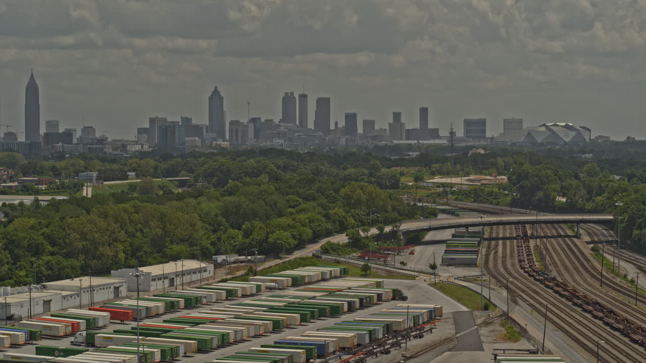 атланта джорджия воздушный v661 птичий взгляд на грузовой железнодорожный вокзал, парк и горизонт - dji inspire 2, x7, 6k - август 2020