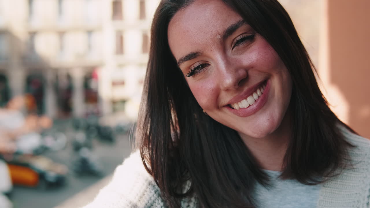 Retrato de cerca de una joven feliz sonriendo al aire libre