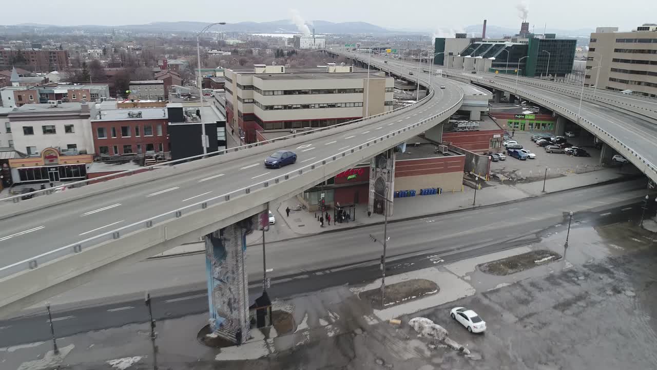un auto está en una carretera solitaria durante un día nublado