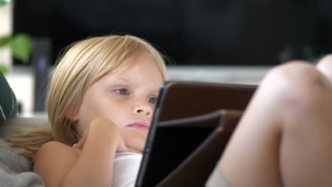 Niña-En-El-Sofá-En-Casa-Viendo-Un-Dispositivo-De-Tableta-Digital