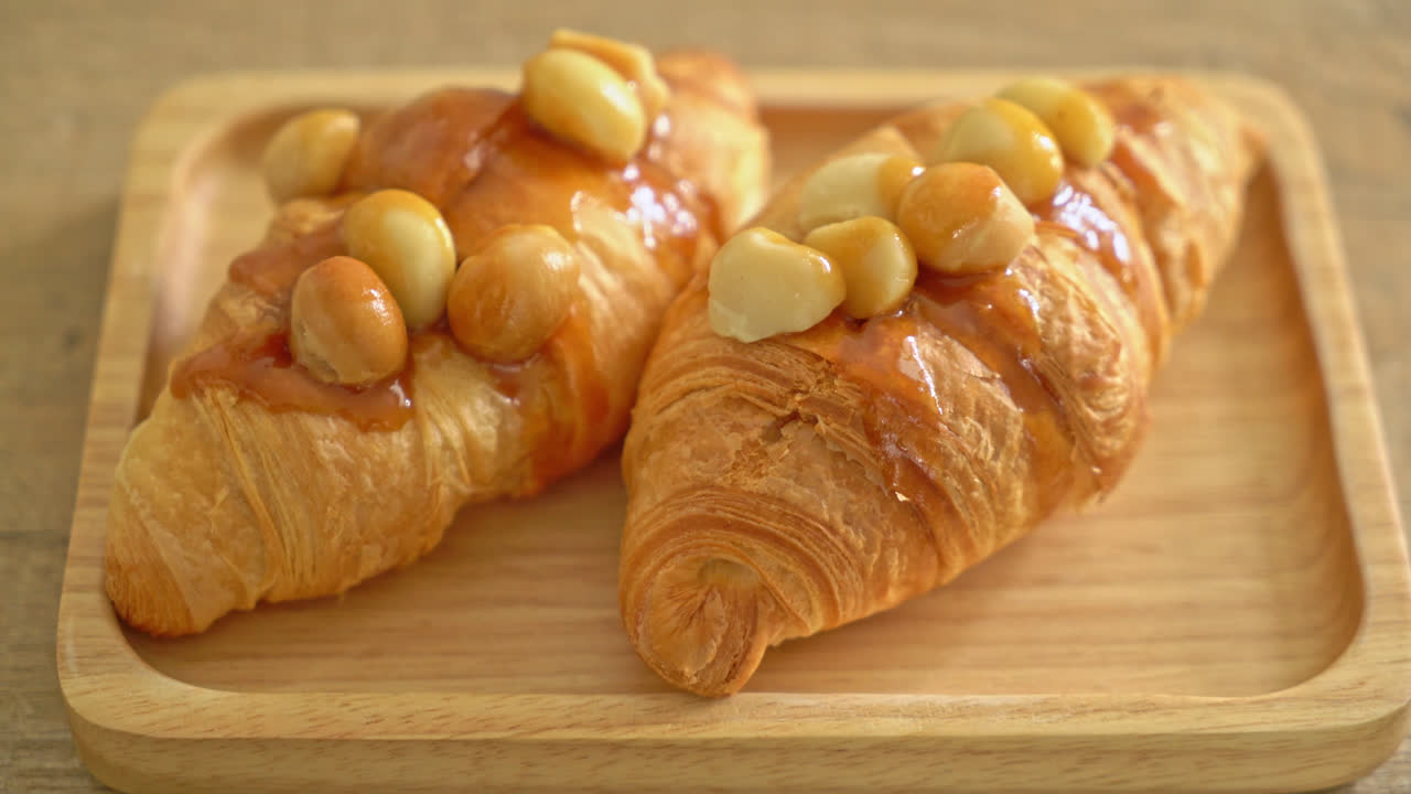 croissant con macadamia e caramello