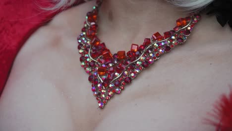 un primer plano del collar rojo de la drag queen.