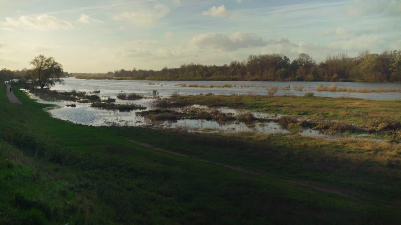 paisaje tranquilo como puestas de sol sobre la tranquila orilla del río en el campo