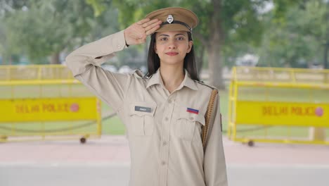 Orgullosa-Mujer-Policía-India-Saludando