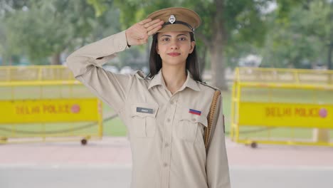 orgullosa mujer policía india saludando