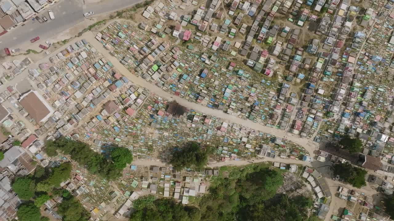 Filmato aereo dall'alto in rotazione sopra un colorato cimitero nella città di Chichicastenango, nel Guatemala settentrionale