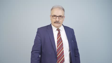 hombre de negocios mostrando su mente mirando a la cámara.