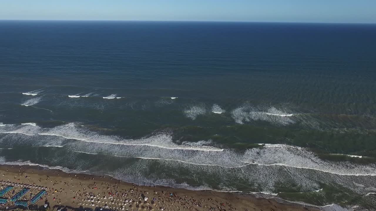 해변에서 무인 항공기와 공중 장면
