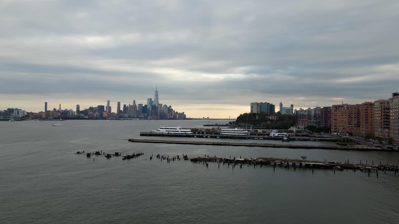 우울한 뉴욕에서 맨하탄을 향해 저지 시티의 부두를 통해 공중 드론보기