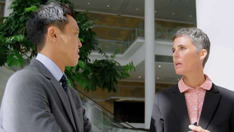 Businessman-and-businesswoman-discussing-in-the-office-4k