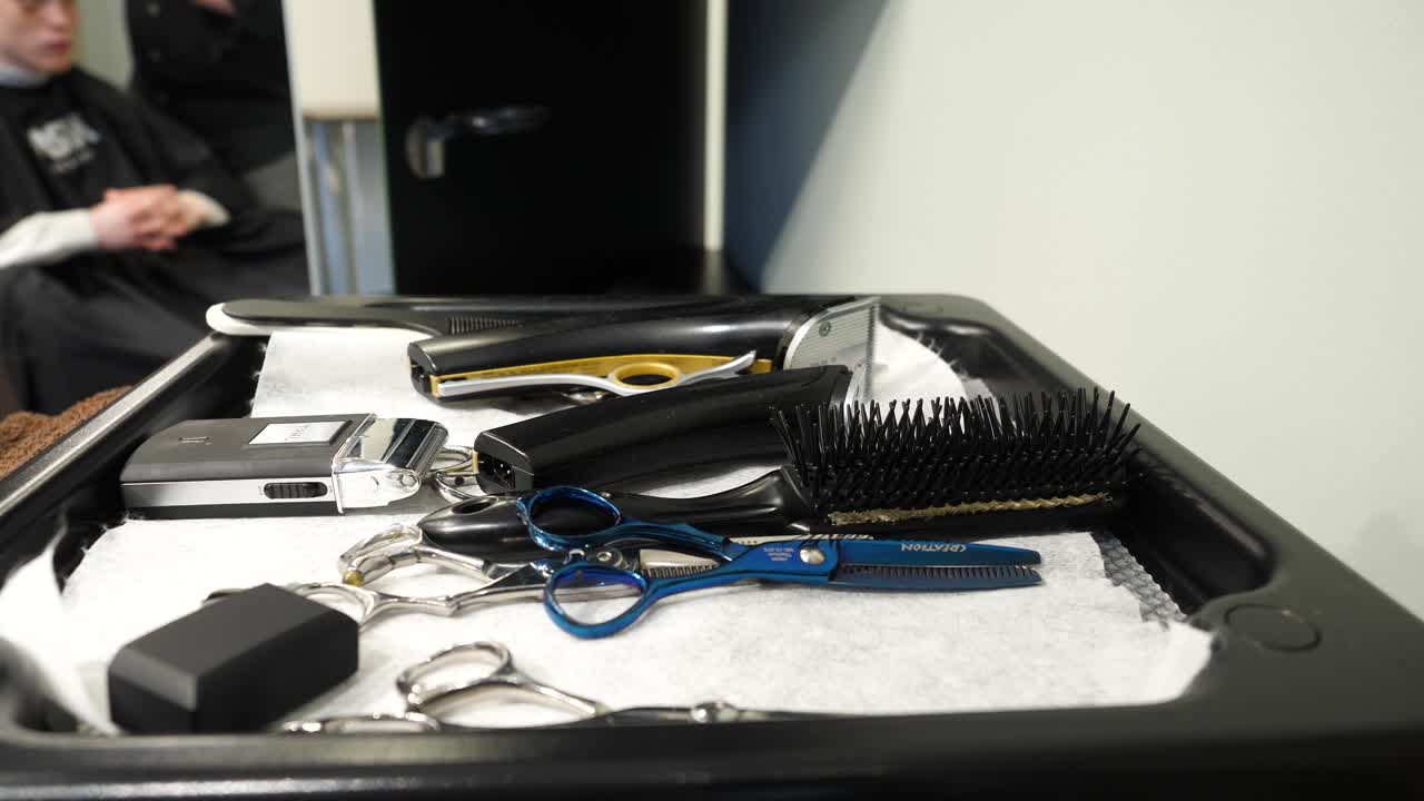 herramientas de barbería y cliente