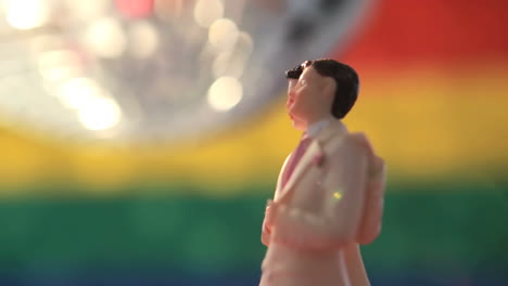 las cubiertas del pastel del novio gay girando con la pelota de la discoteca