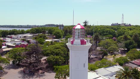 Órbita-Aérea-Cerca-De-La-Parte-Superior-Del-Faro-De-Colonia-En-El-Centro-Histórico-De-Colonia-Del-Sacramento,-Uruguay