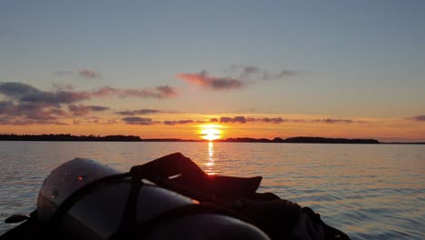 canoa vista en primera persona, puesta de sol sobre la costa de helsinki