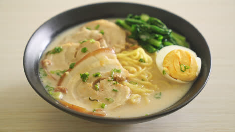 fideos ramen en sopa de hueso de cerdo con cerdo asado y huevo o fideos ramen tonkotsu - estilo de comida japonesa