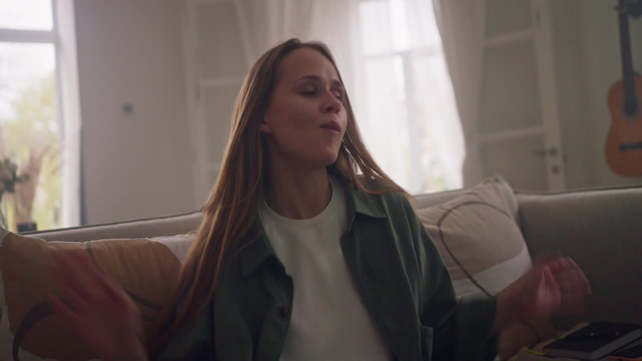 mujer bailando en un sofá