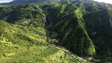 Vista-Aérea-De-Helicóptero-Y-Cascada-En-Colinas-Onduladas-Y-Paisaje-Verde-En-Kauai-Hawaii