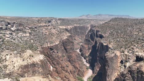 panorama del parque nacional del cañón de ayhaft en la isla de socotra, yemen