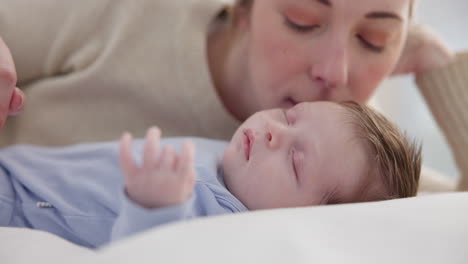 Familia,-Amor-Y-Una-Madre-En-El-Dormitorio