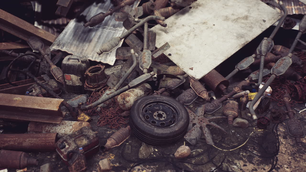 un montón desordenado de chatarra y objetos desechados en un taller abandonado