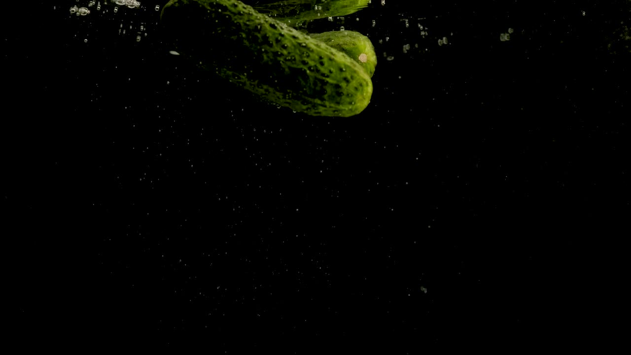 검은 바탕에 물에 떨어지는 호박. 밝은 고품질 비디오