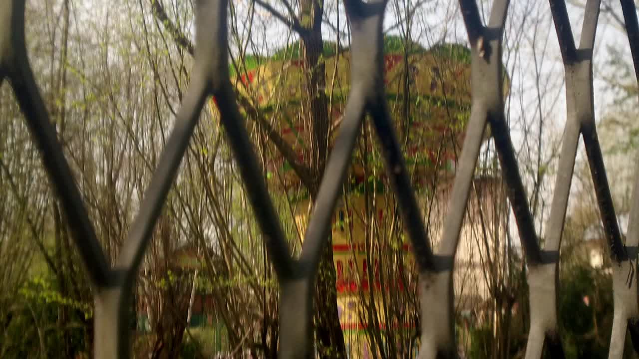 팬데믹 슬로우 오른쪽 돌리 동안 와이어 메쉬 울타리 슬로우 모션 서커스 오락 카니발 타기 보안