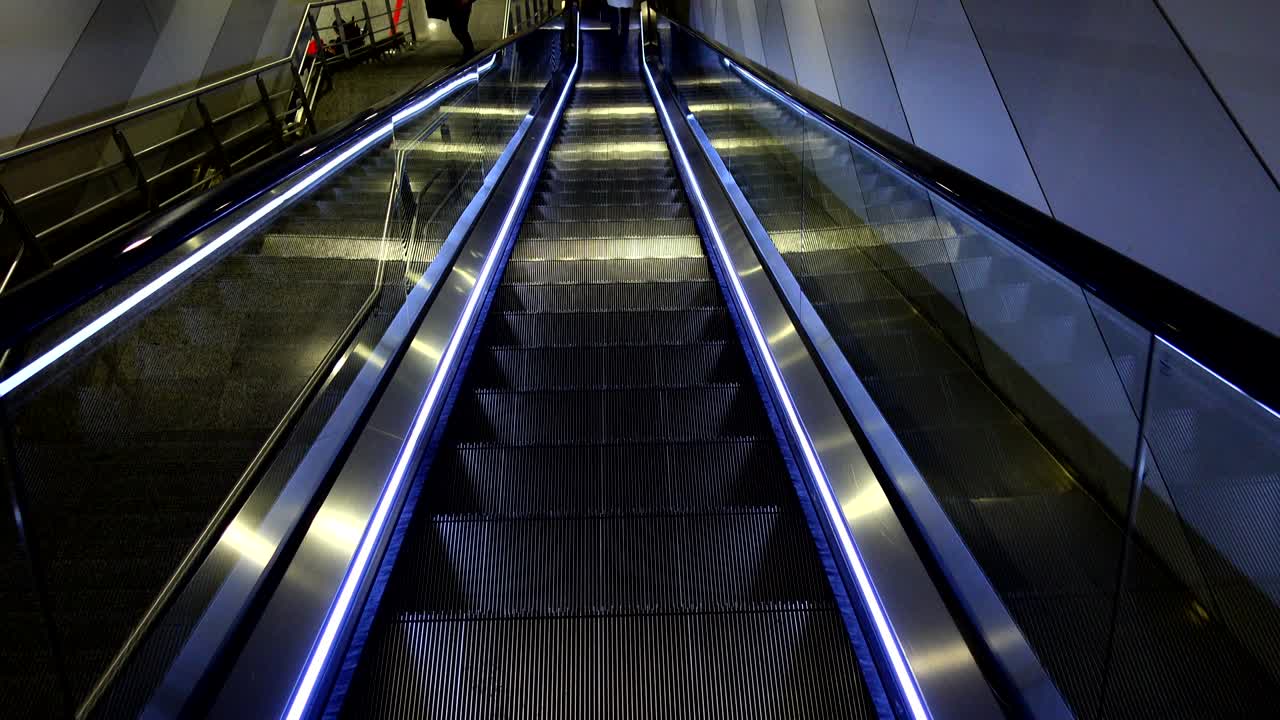 에스컬레이터에서 움직입니다.