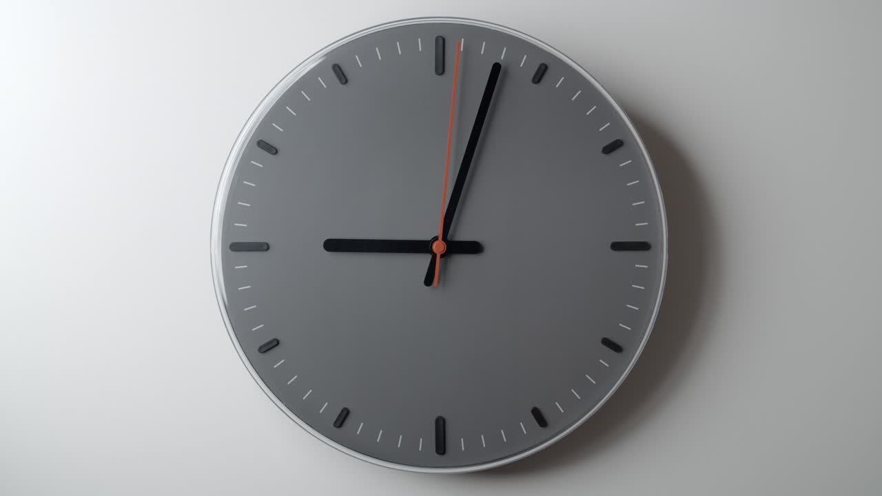 reloj en el día completo lapso de tiempo en la pared blanca