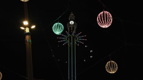 luces nocturnas y decoraciones de un parque de atracciones