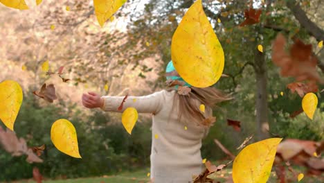 animación de hojas de otoño que caen sobre una mujer caucásica feliz en el parque