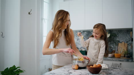 Fröhliche-Familie,-Die-Zu-Hause-Teig-Macht.-Mädchen-Beim-Bäckerhandwerk-Hilft-Mama-In-Der-Küche