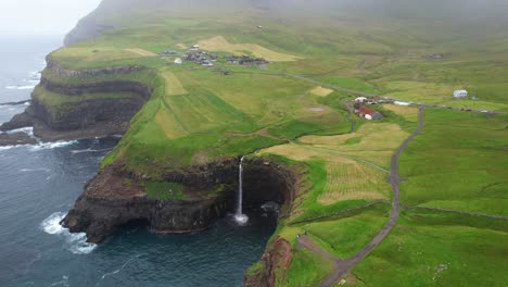 Gaviotas-Anidando-A-Lo-Largo-De-La-Cascada-De-Mulafossur-Se-Elevan-En-El-Cielo-A-Lo-Largo-De-La-Costa-Verde-Esmeralda-De-Gasadalur,-Isla-Feroesa-De-Vagar