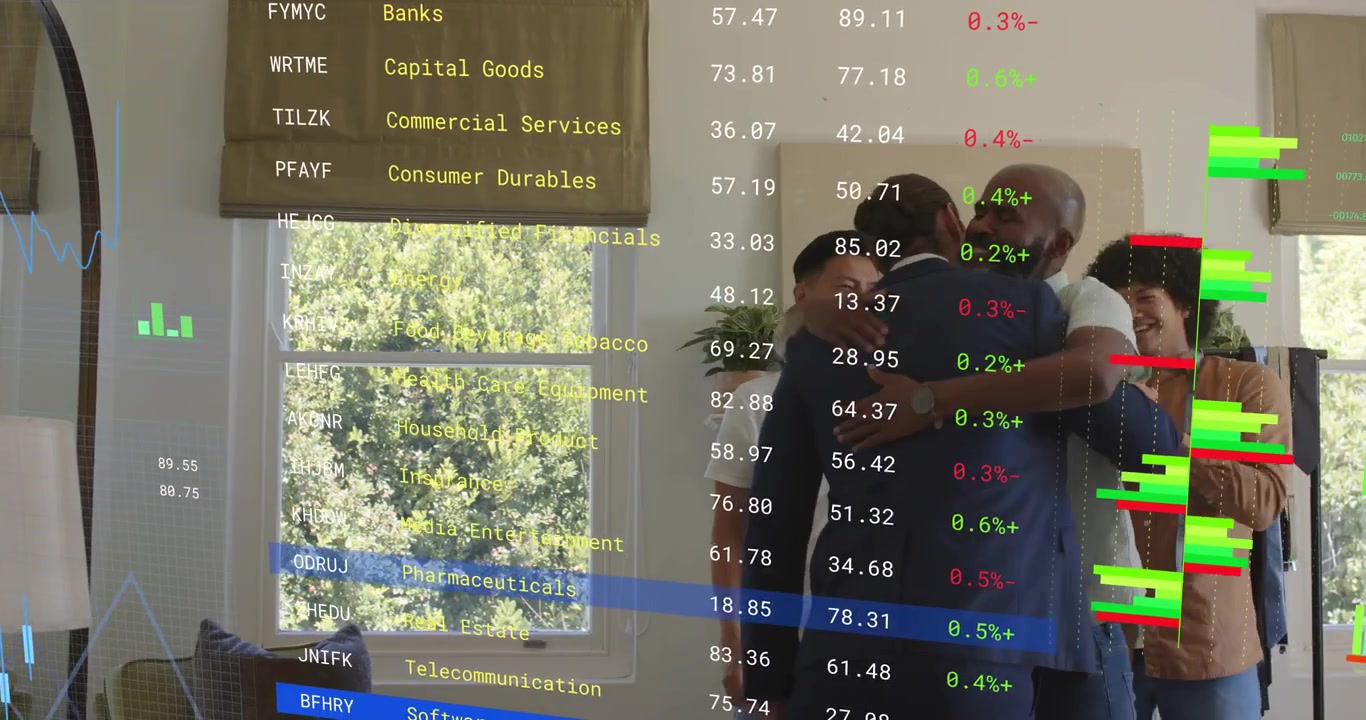 Homem de terno estudando gráficos financeiros animados, caminhando até a equipe, apertando as mãos, abraçando e celebrando o sucesso