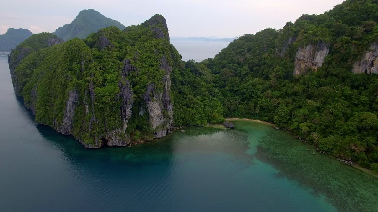 Bellissima baia con alte scogliere intorno a un'isola tropicale, El Nido, Palawan.