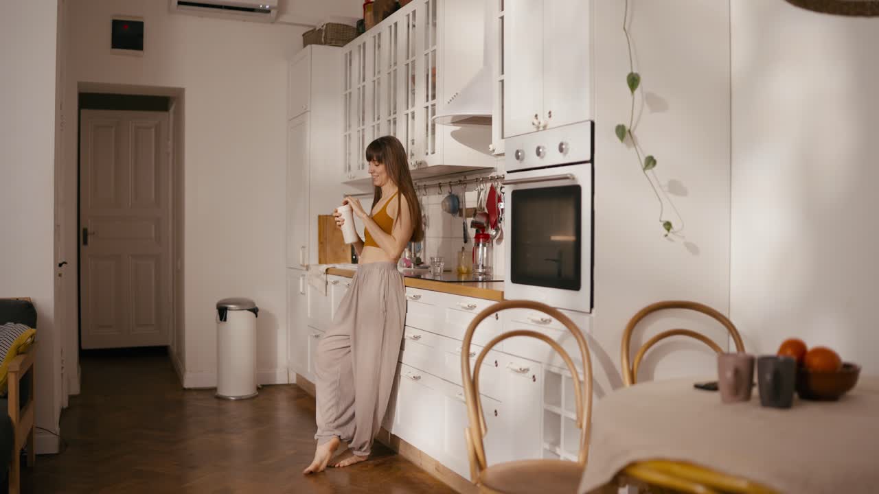 Una donna balla nella sua cucina