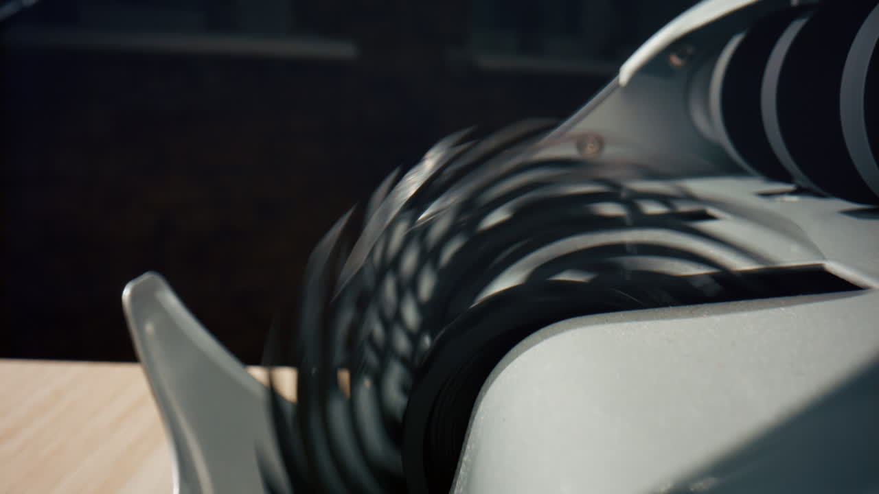 una máquina bancaria de primer plano contando dinero en efectivo. un billete de cien dólares calculando.