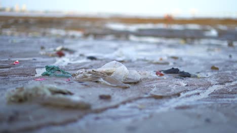 Nahaufnahme-Von-Meeresschutt-Am-Schmutzigen-Strand-Von-Mahim-In-Mumbai-Nahaufnahme-Von-Meeresschutt-Am-Schmutzigen-Strand-Von-Mahim-In-Mumbai-Nahaufnahme-Von-Meeresschutt-Am-Schmutzigen-Strand-Von-Mahim-In-Mumbai