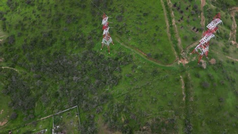 torre de alta tensión en el cerro de pomaire