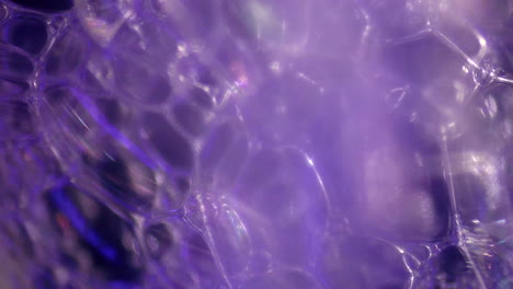 burbuja de prueba de saliva covid que reacciona en un estudio de microscopio de laboratorio de investigación