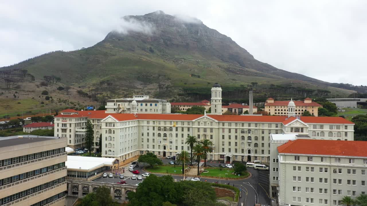 este es el hospital groote schuur en ciudad del cabo, sudáfrica.