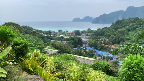 Punto-De-Vista-En-La-Cima-De-La-Colina-Sobre-Koh-Phi-Phi