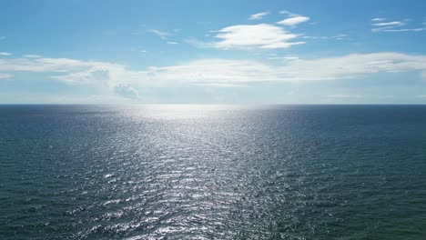 Aufsteigende-Drohnenaufnahme-Mit-Blick-Auf-Das-Meer-Und-Den-Horizont