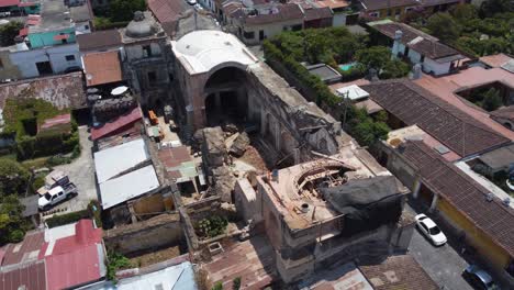 Santa-Catalina-Convent-ruins-on-downtown-Antigua,-Guatemala-street