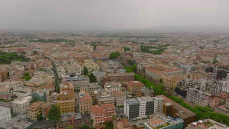 Vorwärts-Fliegen-über-Stadtentwicklung.-Blöcke-Verschiedener-Wohngebäude-In-Der-Metropole.-Rom,-Italien