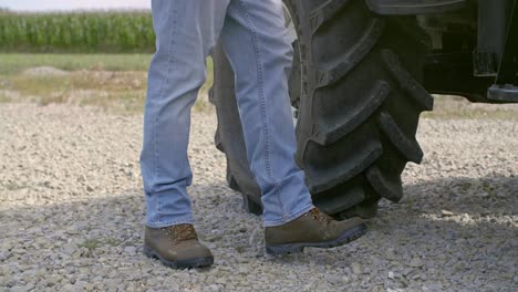 parte del agricultor que entra en el tractor