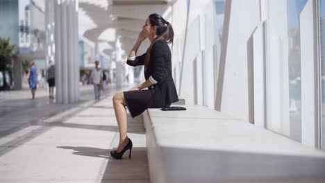 elegante mujer de negocios hablando por su móvil