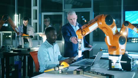 laboratorio de robótica con equipo de ingeniería estudiando robots