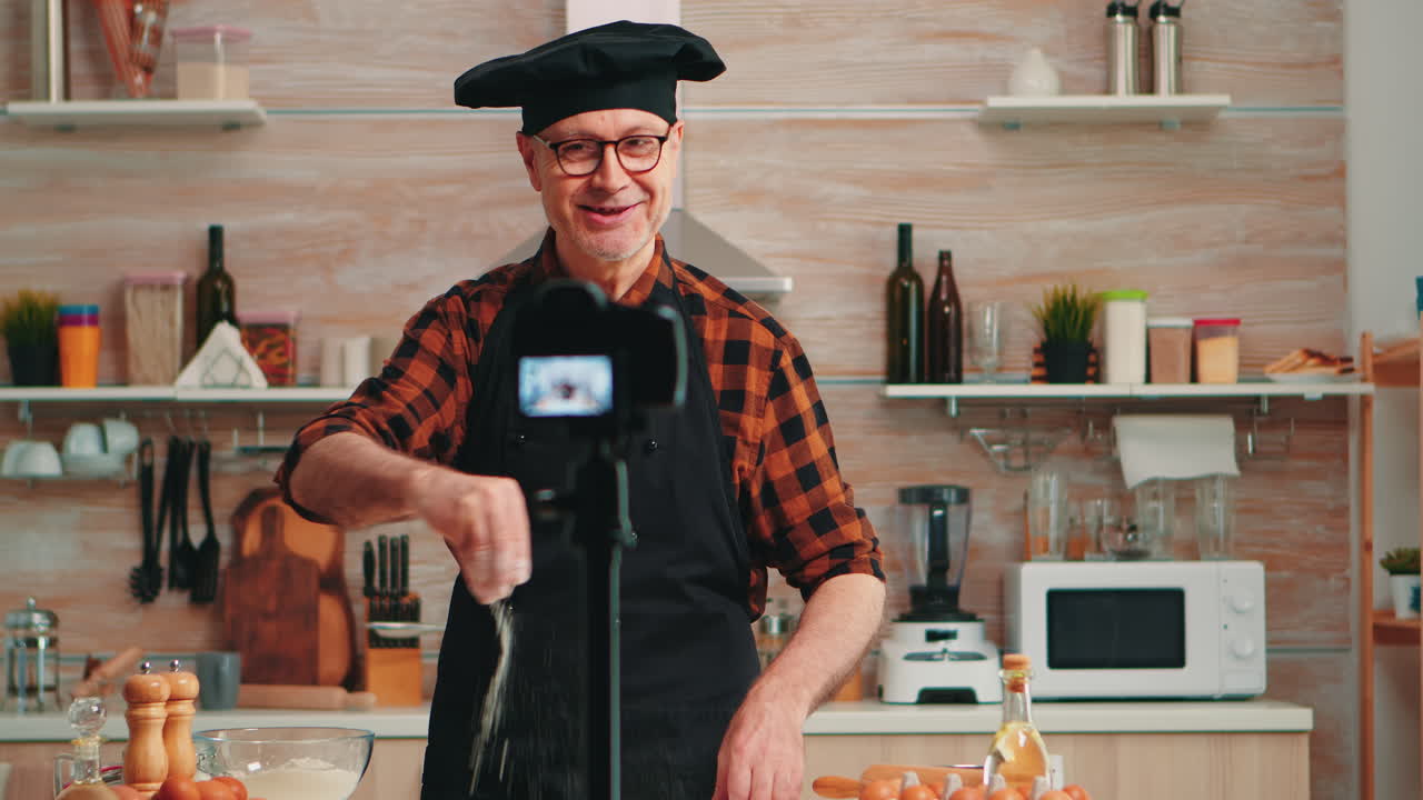 retrato de un chef positivo grabando un vlog en la cocina