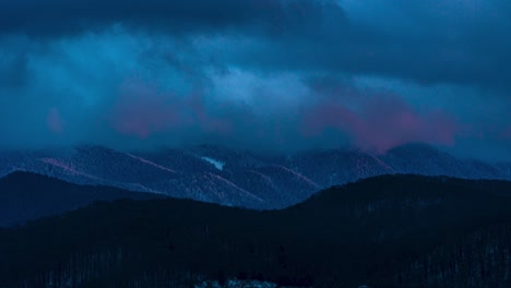 Wunderschöner-Winterberg-Zeitraffer-Mit-Sich-Schnell-Bewegenden-Wolken-Und-Idyllischem-Sonnenuntergang,-Brasov,-Rumänien,-Tampa-Mountain